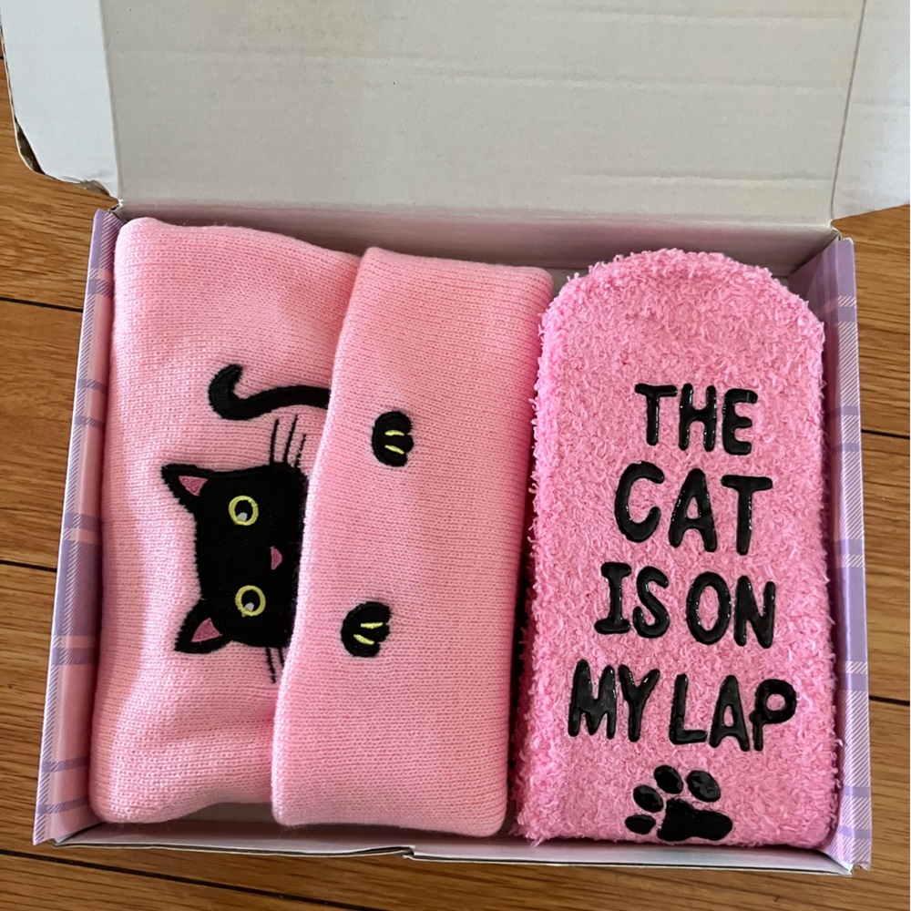 Pink Cat-Themed Women’s Beanie And Socks Gift Set. NEW